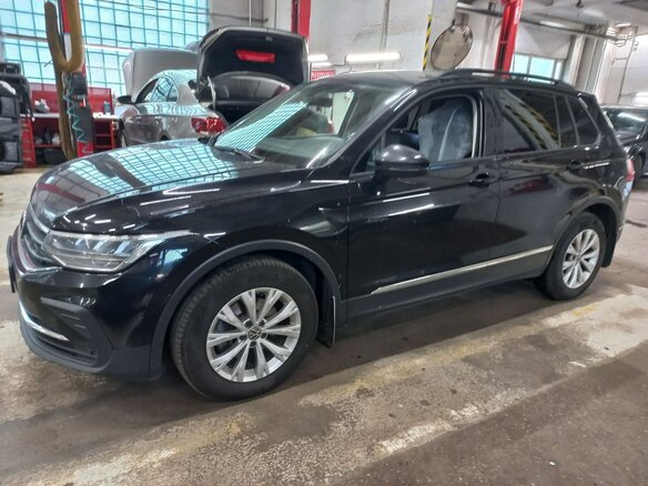 2021 Volkswagen Tiguan II Рестайлинг, чёрный, 2850000 рублей - вид 3