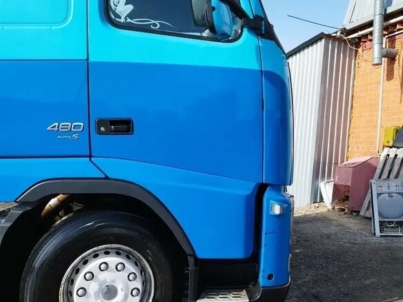 2009 Volvo FH, синий, 4000000 рублей - вид 2