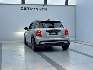 2023 Mini Hatch Cooper III (F55/F56) Рестайлинг 2, белый, 1850000 рублей, вид 3