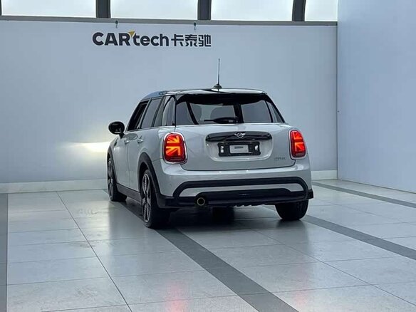 2023 Mini Hatch Cooper III (F55/F56) Рестайлинг 2, белый - вид 2