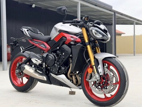 2026 Triumph Street Triple, серебристый, 1570000 рублей, вид 1