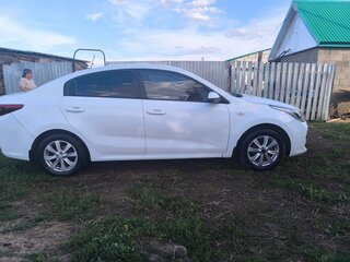 2018 Kia Rio IV, белый, 1100000 рублей, вид 4