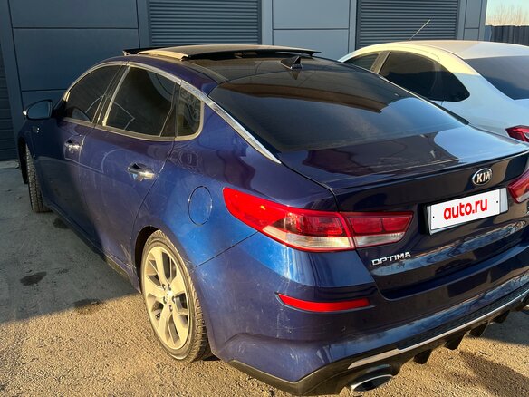 2019 Kia Optima IV Рестайлинг, синий, 900000 рублей - вид 3