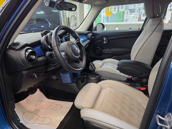 2022 Mini Hatch Cooper III (F55/F56) Рестайлинг 2, синий, 3000000 рублей - вид 9