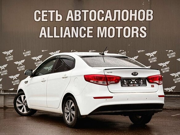 2017 Kia Rio III Рестайлинг, белый, 975000 рублей - вид 4