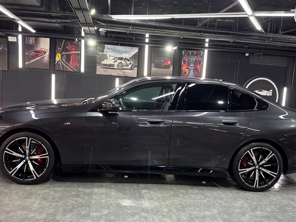 2024 BMW 5 серии 520d xDrive VIII (G60/G61/G68), серый, 11500000 рублей - вид 4