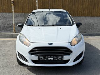 2015 Ford Fiesta Mk6 Рестайлинг, белый, 700000 рублей, вид 2