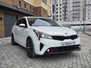 2021 Kia Rio IV Рестайлинг, белый, 1790000 рублей, вид 4