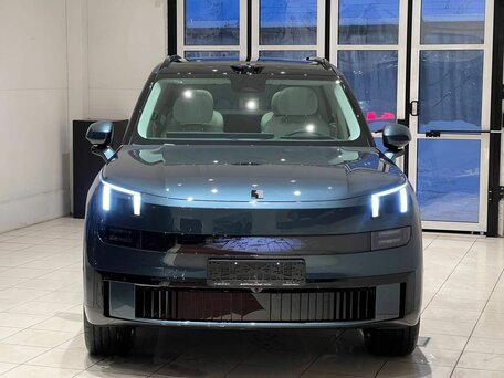 Lynk & Co 900