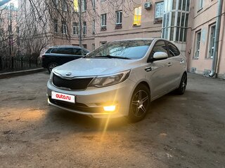 2016 Kia Rio III Рестайлинг, серебристый, 930000 рублей, вид 3