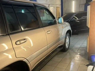 2006 Toyota Land Cruiser 100 Series Рестайлинг 2, бежевый, 2200000 рублей, вид 3