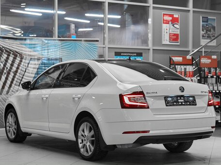 2017 Skoda Octavia III (A7) Рестайлинг, белый, 1699000 рублей, вид 4