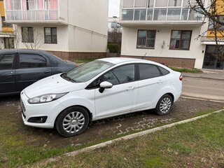 2016 Ford Fiesta Mk6 Рестайлинг, белый, 900000 рублей, вид 3