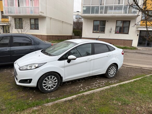 2016 Ford Fiesta Mk6 Рестайлинг, белый, 900000 рублей - вид 2