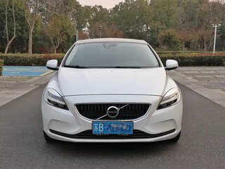 2018 Volvo V40 II Рестайлинг, белый, 1380000 рублей, вид 3
