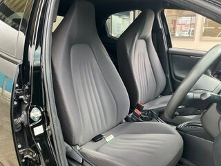 2022 Toyota Yaris IV, чёрный, 880000 рублей, вид 4