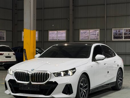 2024 BMW 5 серии 523d VIII (G60/G61/G68), белый, 6750000 рублей, вид 2