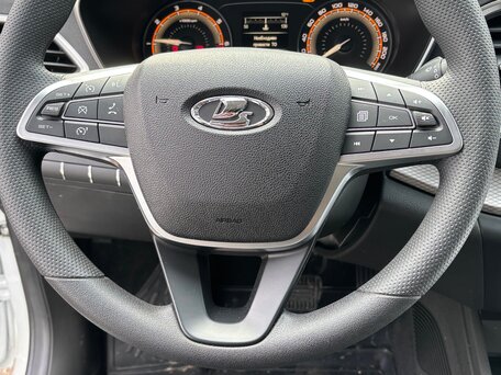 2024 Lada (ВАЗ) Vesta I Рестайлинг (NG), белый, 1470000 рублей, вид 3