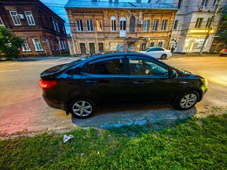 2013 Kia Rio III, чёрный, 600000 рублей, вид 4