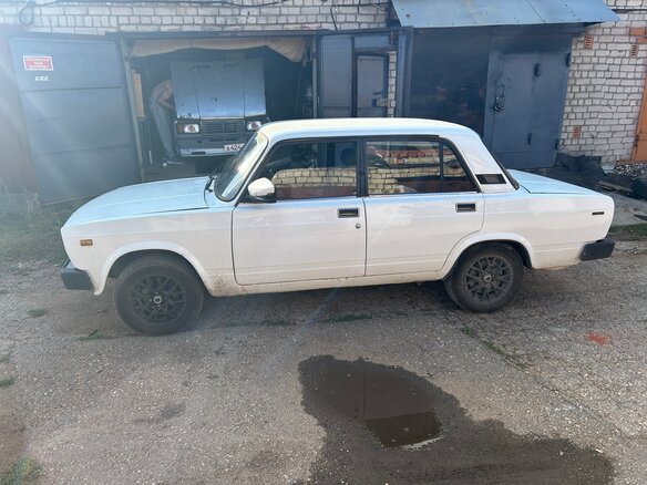 2004 Lada (ВАЗ) 2105, белый, 140000 рублей - вид 1
