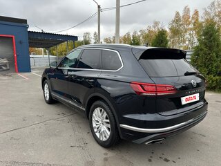 2020 Volkswagen Touareg III, чёрный, 4500000 рублей, вид 4