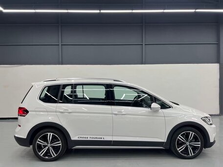 2020 Volkswagen Touran Cross L II, белый, 1900000 рублей, вид 4