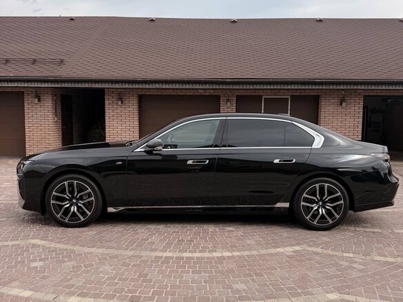2024 BMW 7 серии 740i xDrive VII (G70), чёрный, 13350000 рублей - вид 7