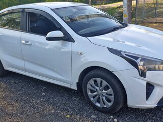 2020 Kia Rio IV Рестайлинг, белый, 850000 рублей, вид 4