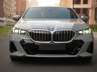 2024 BMW 5 серии 520i VIII (G60/G61/G68), серый, 7150000 рублей, вид 4