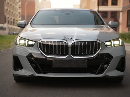 2024 BMW 5 серии 520i VIII (G60/G61/G68), серый, 7150000 рублей, вид 4