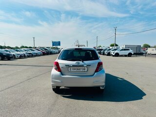 2013 Toyota Vitz III (XP130), серый, 829000 рублей, вид 5