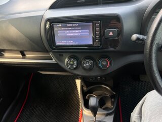 2018 Toyota Vitz III (XP130) Рестайлинг, серый, 950000 рублей, вид 4