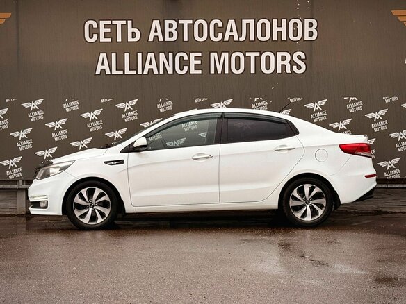 2017 Kia Rio III Рестайлинг, белый, 975000 рублей - вид 3