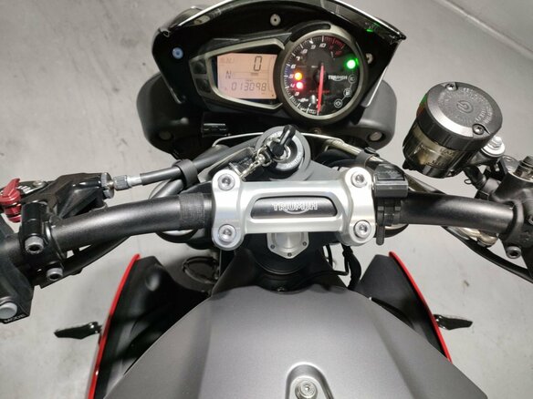 2018 Triumph Speed Triple, серый, 895000 рублей - вид 5