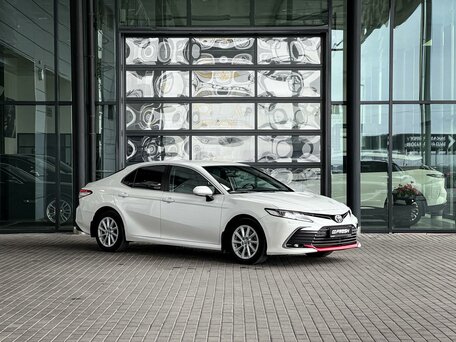 2021 Toyota Camry VIII (XV70) Рестайлинг, белый, 2690000 рублей, вид 1
