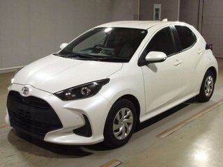 2021 Toyota Yaris IV, белый, 840000 рублей, вид 1