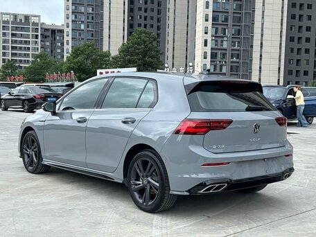 2023 Volkswagen Golf VIII, серый, 1640000 рублей, вид 4