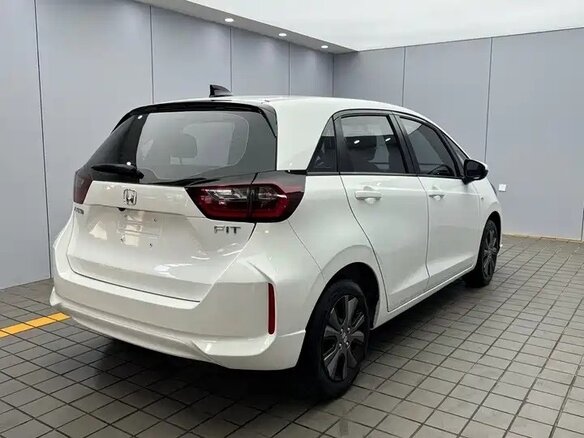 2022 Honda Fit IV Рестайлинг, белый, 1150003 рублей - вид 5