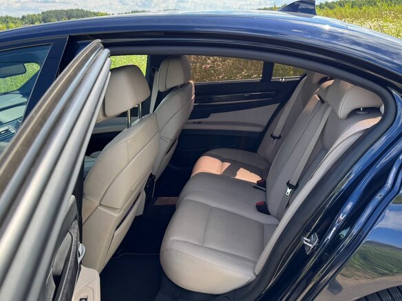 2010 BMW 7 серии 740d xDrive V (F01/F02/F04), синий, 1800000 рублей - вид 9