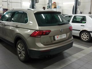 2017 Volkswagen Tiguan II, бежевый, 2058970 рублей, вид 4