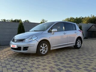 2013 Nissan Tiida I Рестайлинг, серебристый, 800000 рублей, вид 1