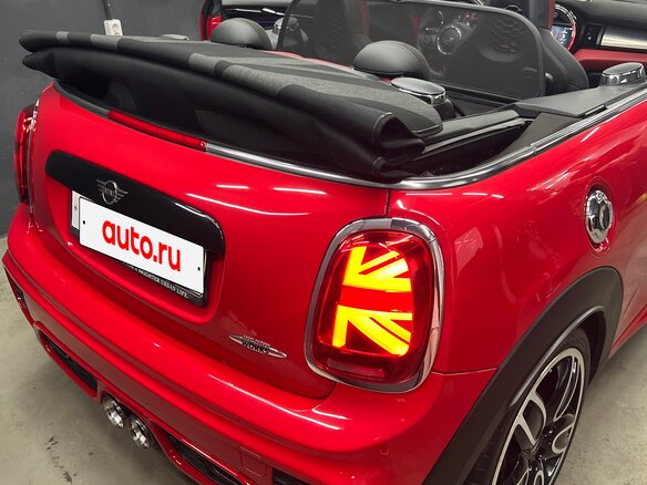 2019 Mini Cabrio JCW John Cooper Works III Рестайлинг, красный, 3490000 рублей - вид 3