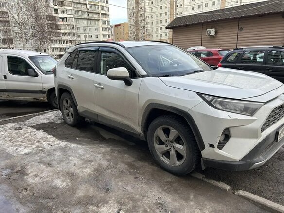 2021 Toyota RAV4 V (XA50), белый, 3350000 рублей - вид 1