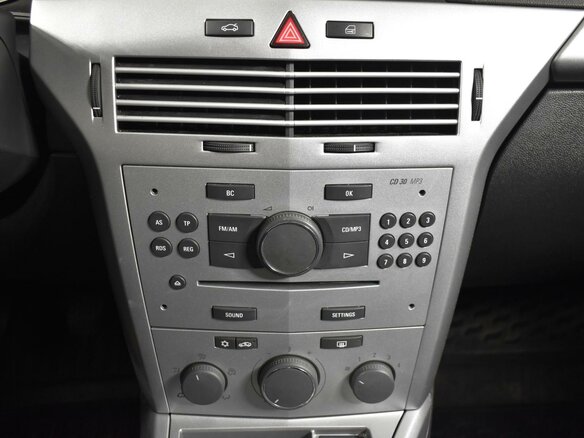 2011 Opel Astra H Рестайлинг, белый - вид 18