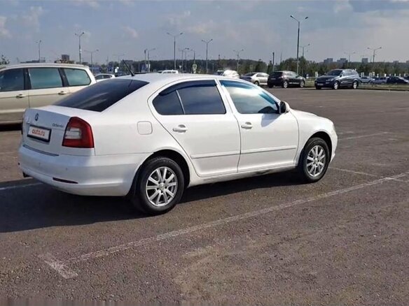 2013 Skoda Octavia II (A5) Рестайлинг, белый, 600000 рублей - вид 1