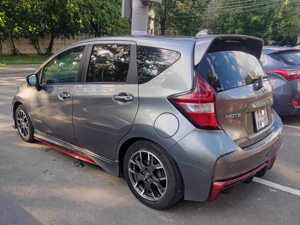2017 Nissan Note Nismo e-Power II Рестайлинг, серый, 1650000 рублей - вид 3