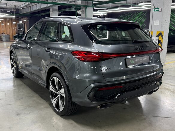 2025 Audi Q5 45 TFSI III (GU), серый, 9800000 рублей - вид 3