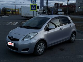 2009 Toyota Vitz II (XP90), серебристый, 800000 рублей, вид 1