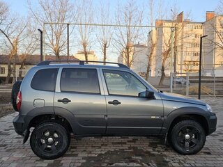 2017 Chevrolet Niva I Рестайлинг, серый, 700000 рублей, вид 2