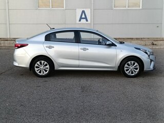 2021 Kia Rio IV Рестайлинг, серебристый, 1635000 рублей, вид 4